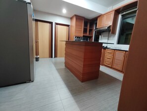 Fridge, microwave, oven, dishwasher - 3.5 storeys, fitting up to 12 person comfortably. Your Home Away from Home.  (Miri)