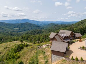 Exterior - Bear Haven Hideaway - Eagles Nest, hot tub, views, firepit, fire table (Banner Elk)