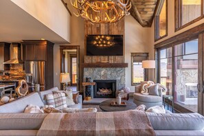 Smart TV, fireplace - Bear Haven Hideaway - Eagles Nest, hot tub, views, firepit, fire table (Banner Elk)