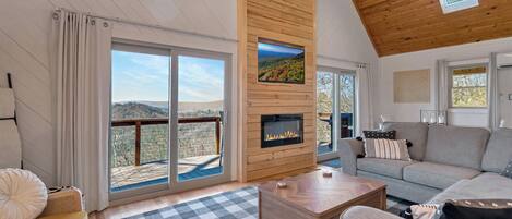 Smart TV, chimenea, futbolito, libros