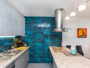 Geladeira, micro-ondas, fogão, lava-louças