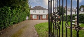 The Spetchley- 5 Bedroom, 10 Guests , Private Parking