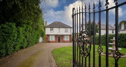 The Spetchley- 5 Bedroom, 10 Guests , Private Parking