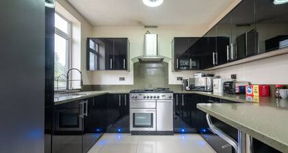 The Spetchley- 5 Bedroom, 10 Guests , Private Parking