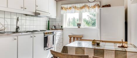 Fridge, oven, toaster, cookware/dishes/utensils
