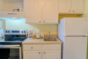 Fridge, microwave, oven, stovetop - Sea Mist 51308 (Myrtle Beach)