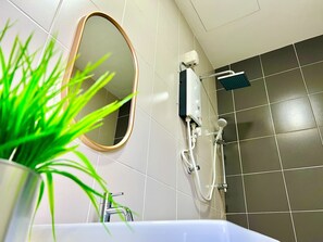 Een douche, milieuvriendelijke toiletartikelen, een haardroger