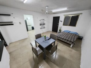 1 chambre, fer et planche à repasser, Wi-Fi gratuit, draps fournis