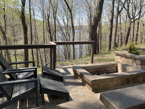 “License To Chill”. Lake Cottage at Tims Ford Lake  Golf cart/Fire pit/Marina