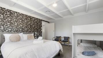 3 slaapkamers, een strijkplank/strijkijzer, wifi, beddengoed