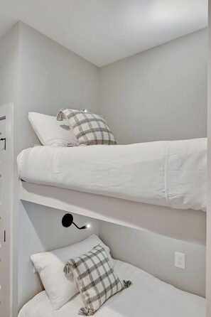 1 habitación, tabla de planchar con plancha y cuna de viaje 