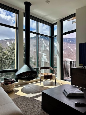 TV, fireplace, offices. Spruce Peak resort Ski In/Outwith great views