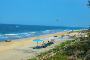 On the beach, sun loungers, 6 beach bars - Azure Beach Hotel (Da Nang)