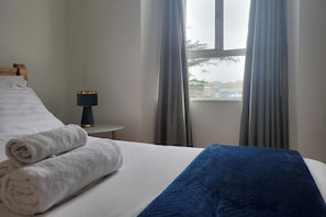 1 bedroom, WiFi, bed sheets - Quiet 1Br Retreat- Fast Internet- Walk-In Shower (Cork)