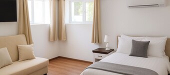 2 Bed Villa - Sleeps 7 - Private Garden - Parking