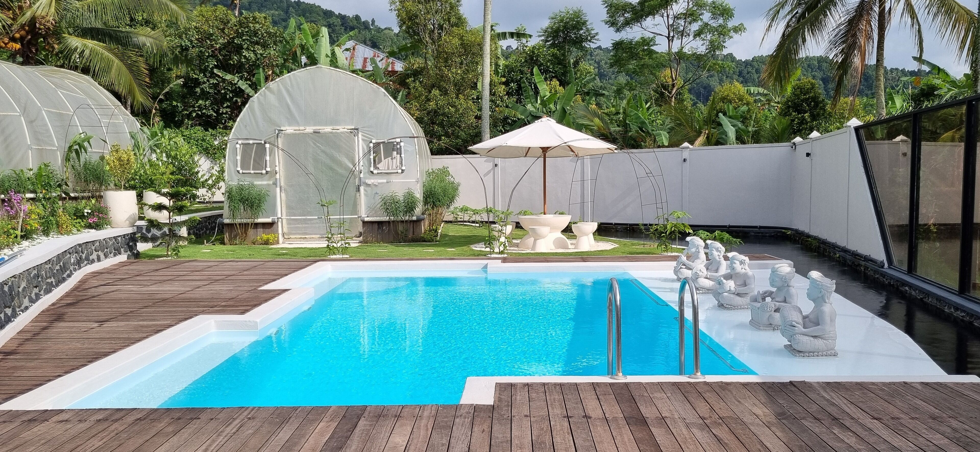 Una piscina al aire libre