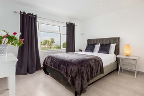 4 bedrooms, iron/ironing board, WiFi, bed sheets