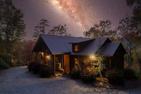 Exterior - Panoramic mountain cabin with dual decks, hot tub, grill, games, wood fireplace (Blue Ridge)
