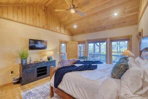 4 bedrooms, iron/ironing board, travel crib, internet - Panoramic mountain cabin with dual decks, hot tub, grill, games, wood fireplace (Blue Ridge)