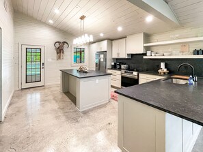 Fridge, oven, stovetop, dishwasher