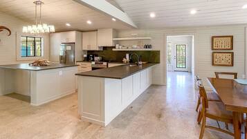 Réfrigérateur, four, lave-vaisselle, cafetiÚre/bouilloire