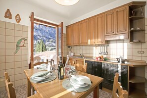 Kühlschrank, Mikrowelle, Herdplatte, Geschirrspüler