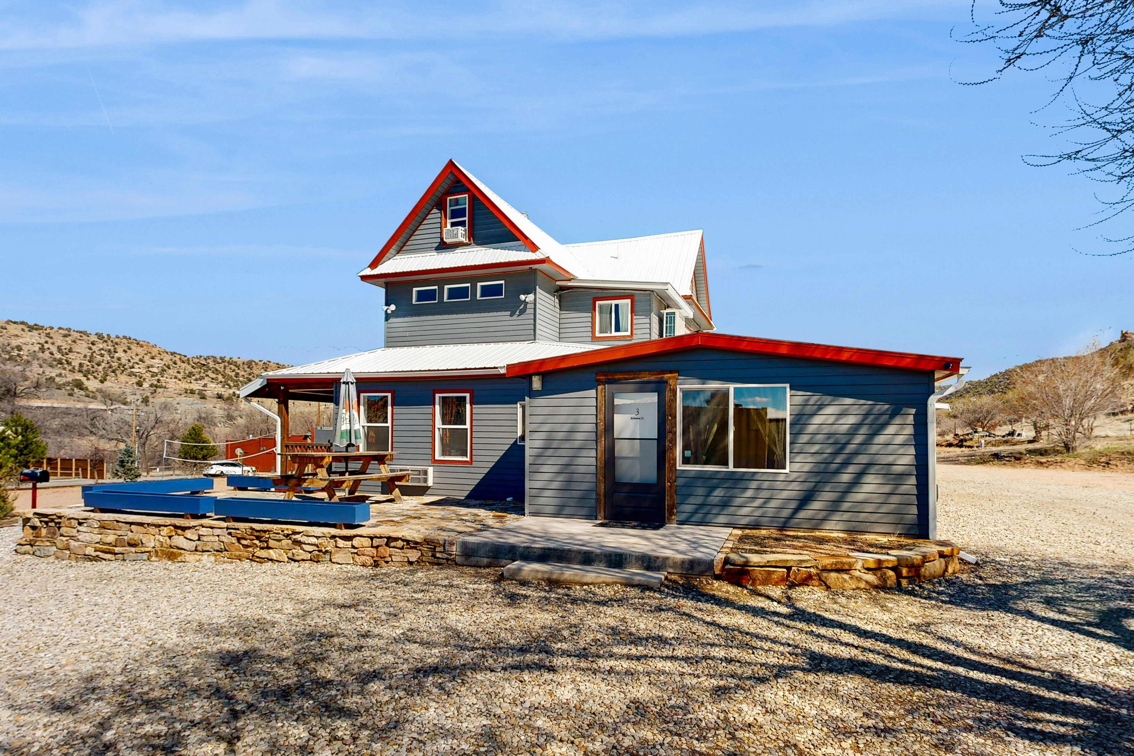 Mtn-view ground-floor aparthotel with patio, grill
