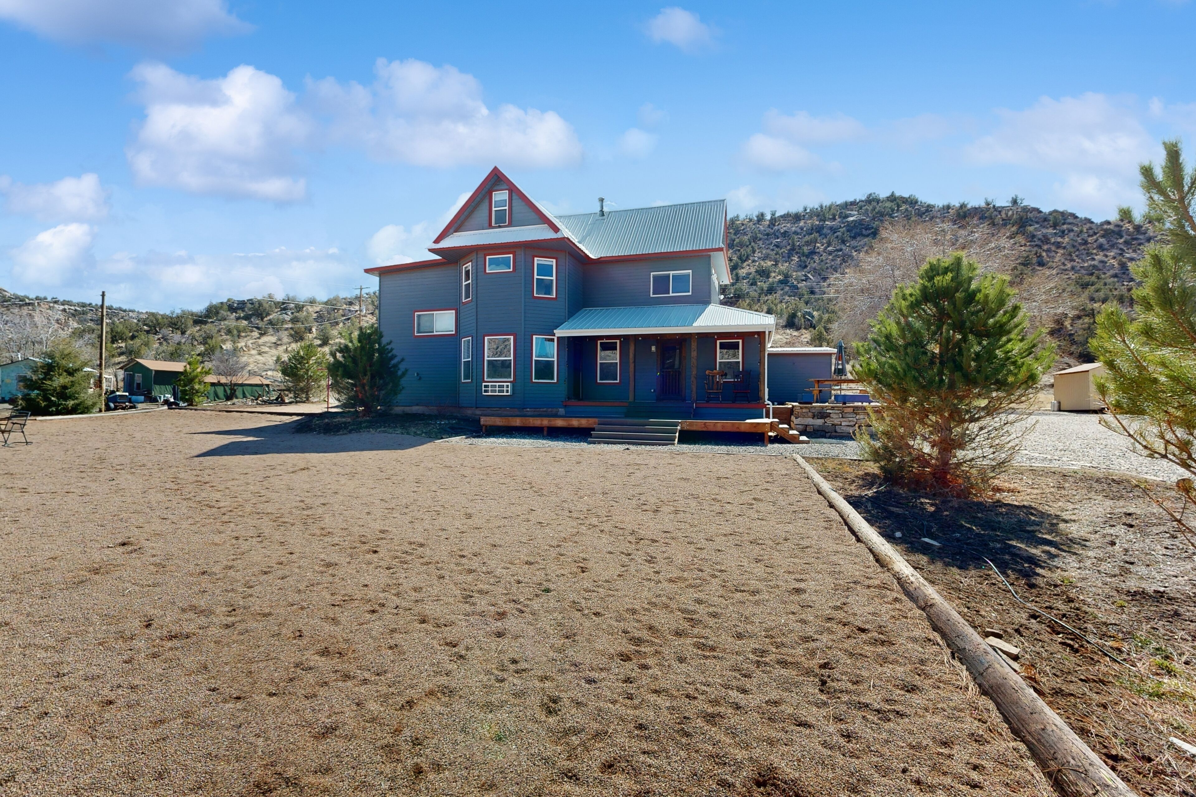2-story duplex with mtn views, deck, grill, W/D, & AC
