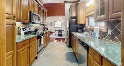 Snowbird-friendly mtn-view condo with heated pool, sauna, hot tub, pickleball