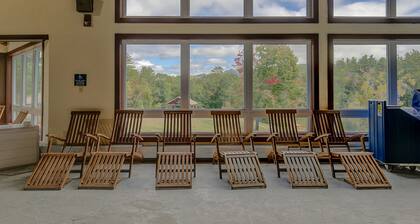 Dog-friendly condo with 4 pools, pickleball, gym, sauna, tennis, game room, BBQ