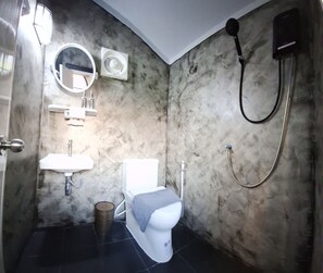淋浴設備、水療按摩蓮蓬頭、名牌盥洗用品、吹風機