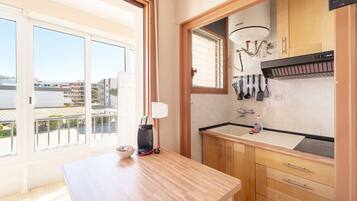 Geladeira, micro-ondas, cafeteira/chaleira