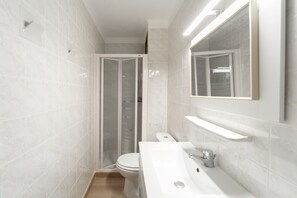 Een douche, handdoeken