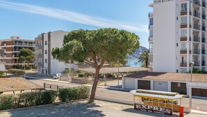 A modern building named MIRAMAR with a clear view of the street and a café named EXPRES. - WELCS ESTUDIO 212 EMP cerca del mar (Rosas / Roses)