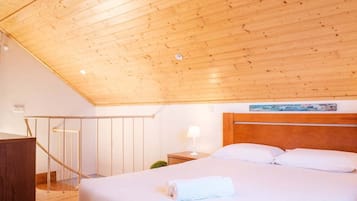 2 bedrooms, iron/ironing board, internet, bed sheets