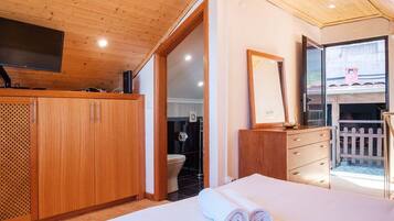 2 bedrooms, iron/ironing board, internet, bed sheets