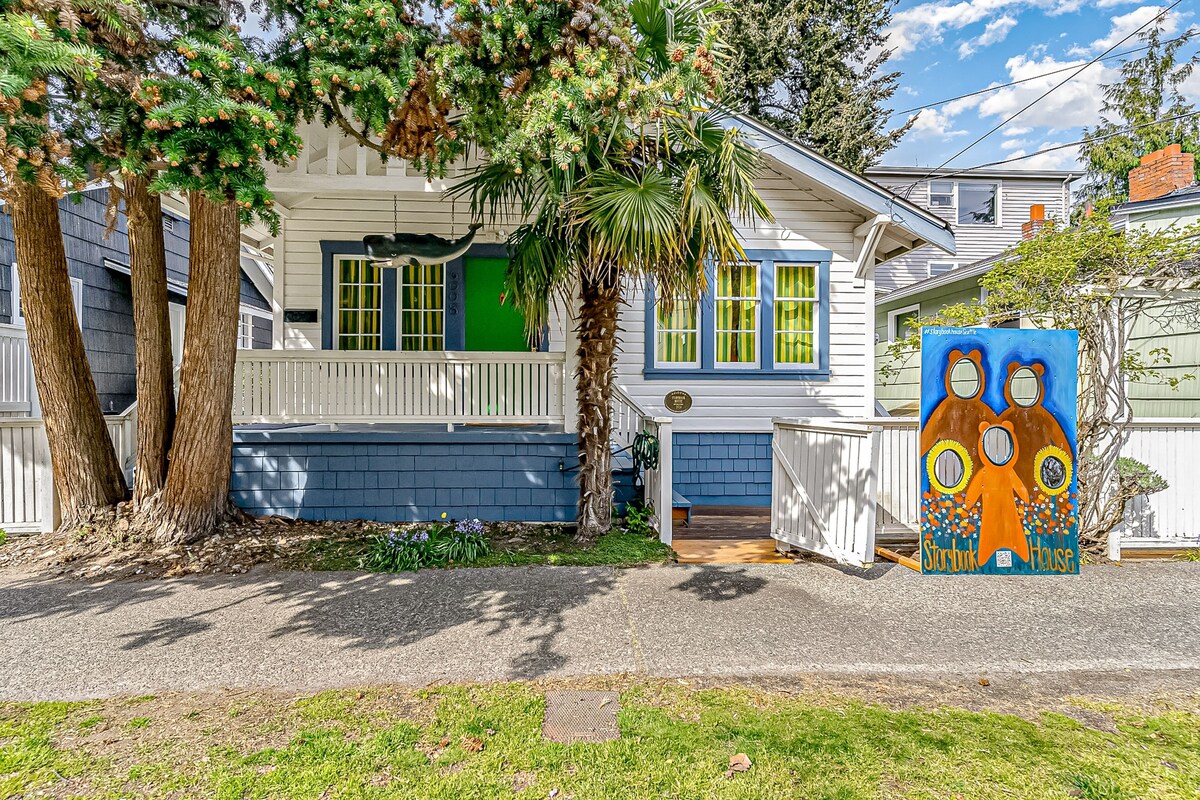 Adorable, kids' book-themed, dog-friendly home - 1 block from Alki Beach