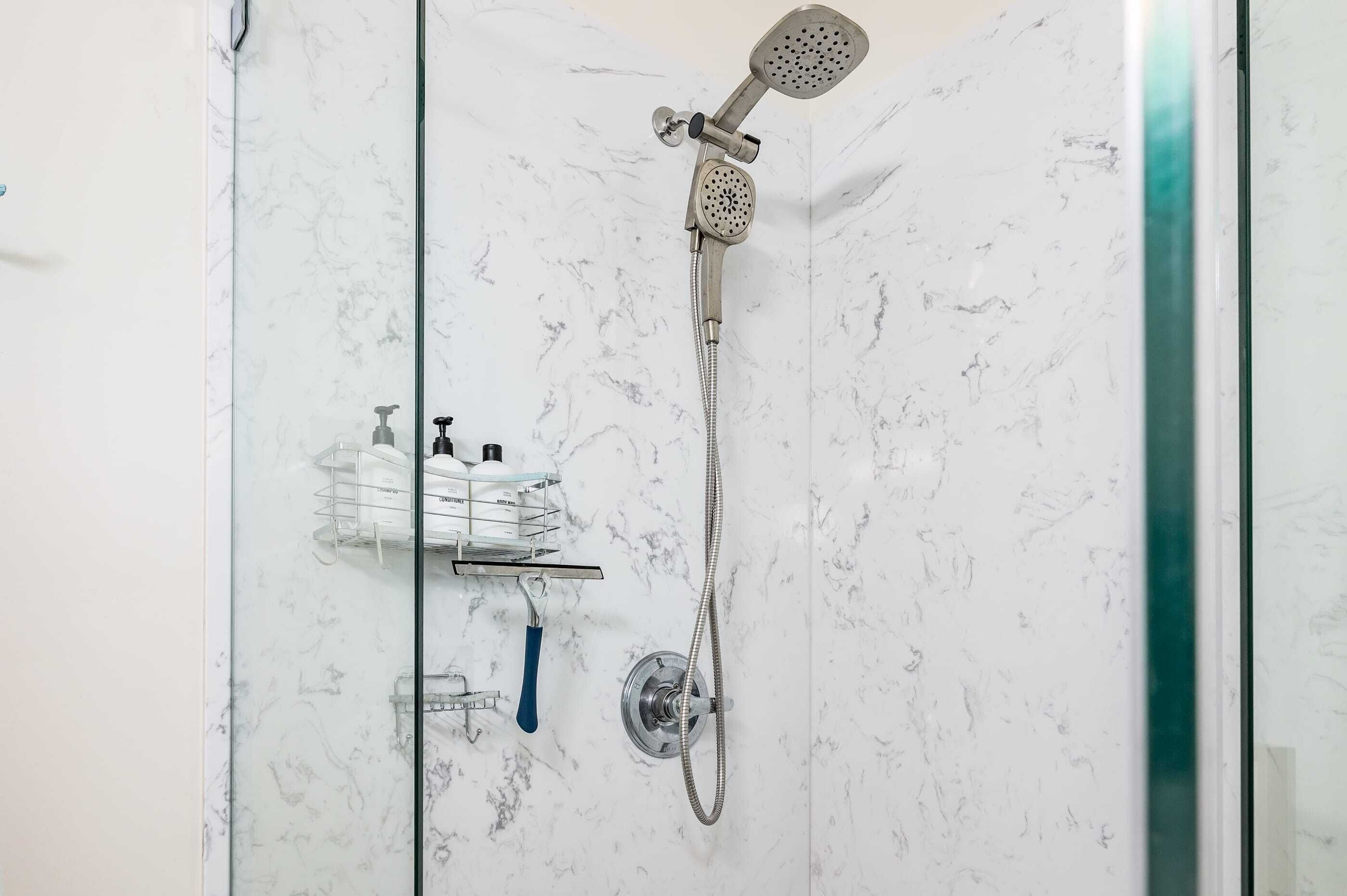Douche, séchoir à cheveux, serviettes fournies, shampooing