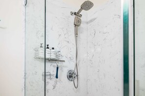 Shower, hair dryer, towels - Redwood Home - view of the river! (Ben Lomond)