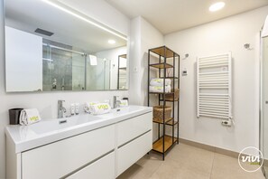 Dusche, Haartrockner, Handtücher, Seife