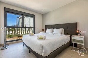 1 makuuhuone, tallelokero huoneessa, työpöytä, silitysrauta/-lauta