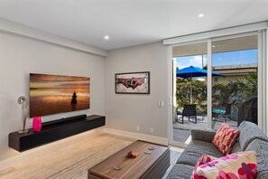 Fernseher, Kamin, Bücher, Stereoanlage