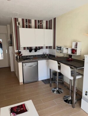 Kjøleskap, oppvaskmaskin, brødrister og kjøkkenutstyr