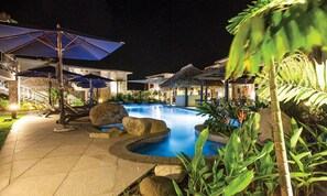 Una piscina al aire libre