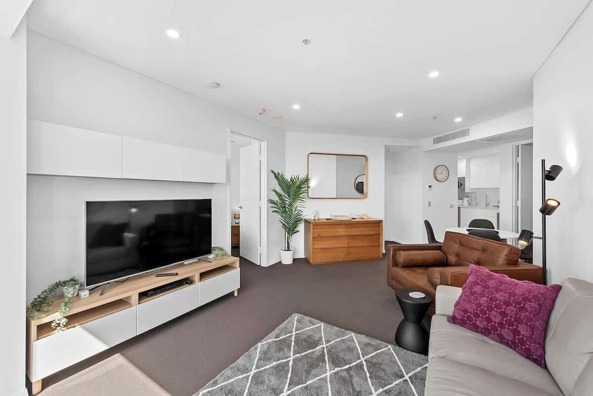 Infinity Excellence!~1bed/1bath/office/1car~views! - Brisbane