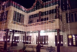 Fachada da propriedade à noite