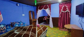 Free WiFi, bed sheets