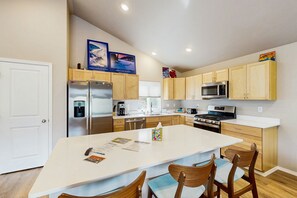 Een koelkast, een microgolfoven, een oven, een kookplaat