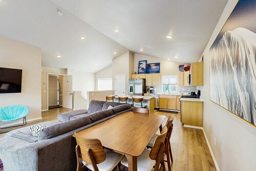 Cozy adventure retreat with mountain views, gas grill, & smart TV - near slopes