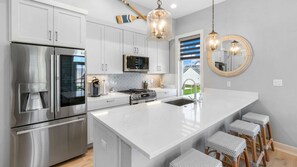 Fridge, microwave, oven, stovetop - West Side Duplex | Port Place Neighborhood (Ottawa)